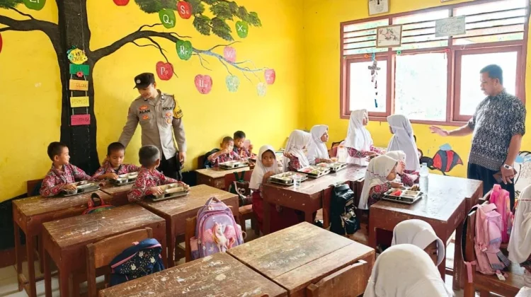 Bhabinkantibmas Polres Bima Kabupaten Pastikan MBG Aman sebelum Disantap