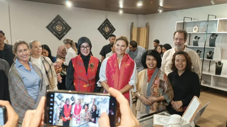 Putri Mahkota Swedia Victoria Puji Kacang Mete dan Minuman Serai NTB