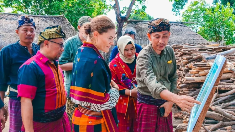 Putri Victoria Apresiasi Kearifan Desa Adat Karang Bajo Jaga Alam