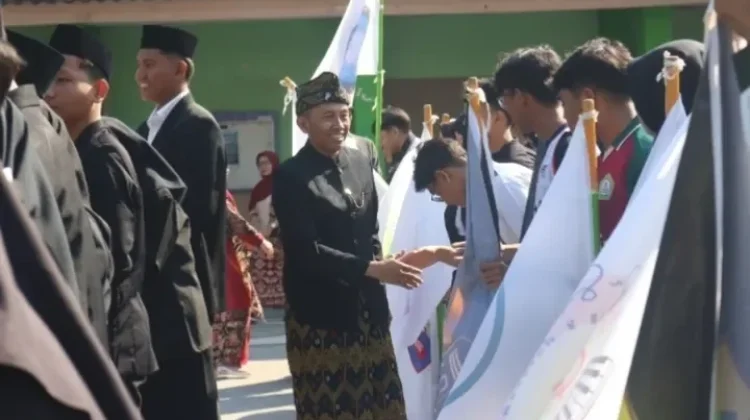 Kepala MAN 2 Mataram Lantik Presiden ORSIMA dan Pengurus 32 Ekskul