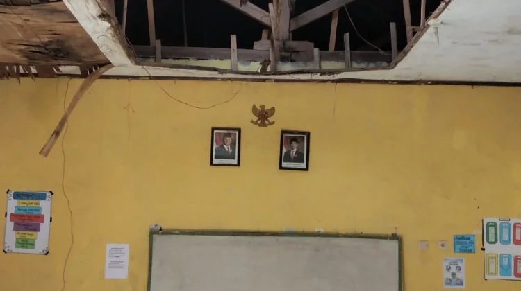 Atap Sekolah Rusak, Siswa-siswi Sulit Belajar saat Musim Hujan