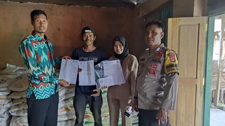 Kawal Bantuan Beras, Bhabinkamtibmas Donggo Titip Pesan Kamtibmas