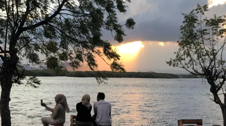 Indahnya Senja di Teluk Bima Hadirkan Geliat Ekonomi