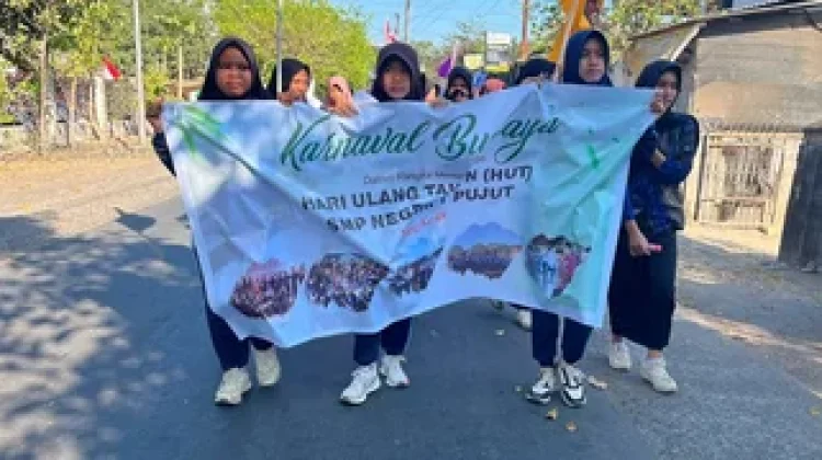 HUT ke-48, SMPN 1 Pujut Gelar Jalan Sehat dan Karnaval Budaya