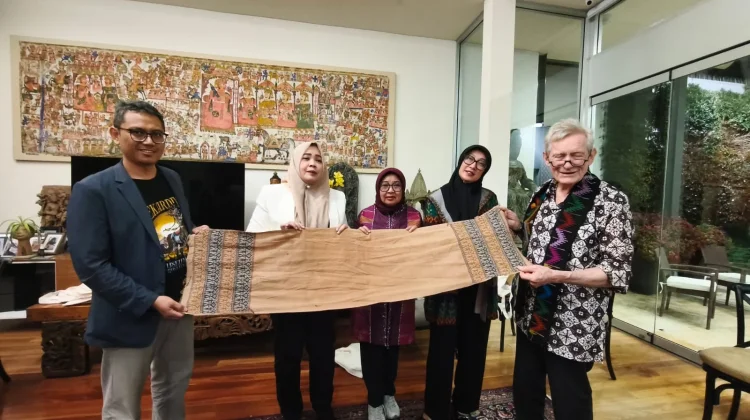 Dari Australia ke Lombok, Kain Pesujudan Berusia Seabad Jadi Koleksi Museum NTB
