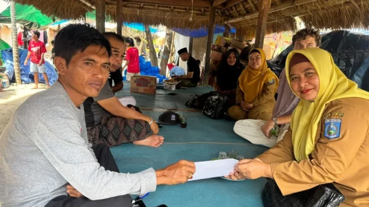Tanamkan Kepedulian, SMAN 3 Mataram Libatkan Siswa Bantu Korban Kebakaran Sade