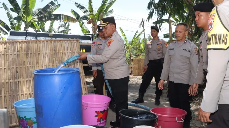 Polres Lombok Timur Salurkan Air Bersih untuk Warga Lando