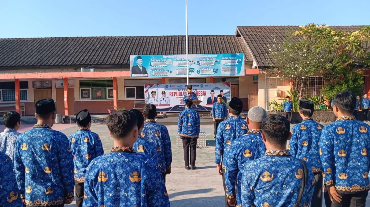 SMKN 3 Mataram Teguhkan Komitmen ASN melalui Upacara Kesadaran Nasional