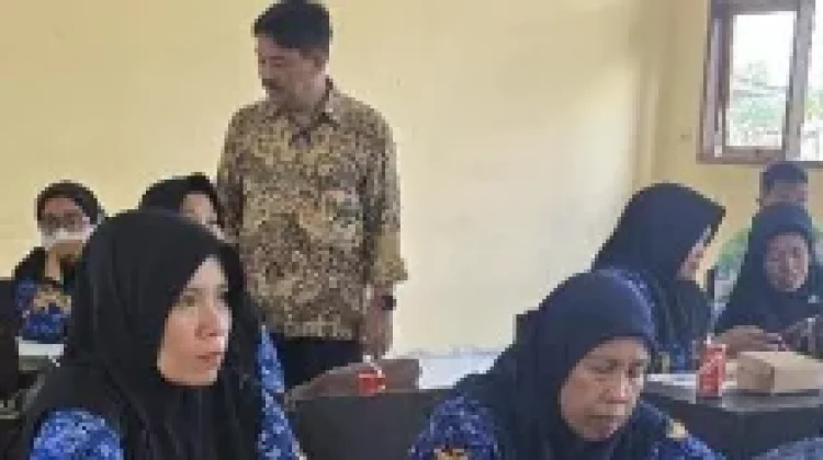 Unram Latih Guru SMPN 2 Jonggat Susun Proposal PTK dan Artikel Ilmiah