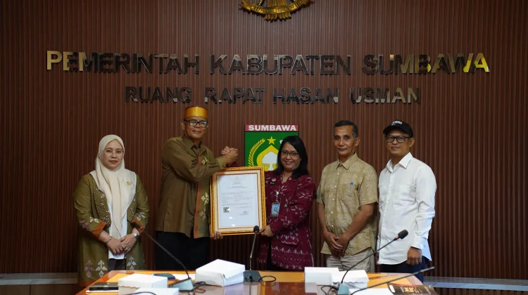 Kemenkum NTB Serahkan Sertifikat KIK Motif Tenun Kre Alang kepada Pemkab Sumbawa