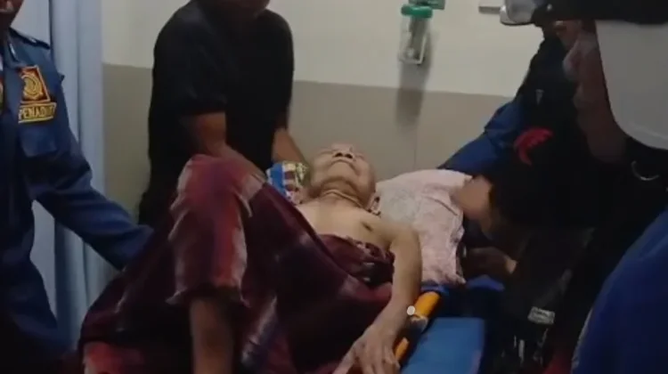 Lansia Terjatuh ke Sumur, Damkarmat Lombok Timur Lakukan Evakuasi