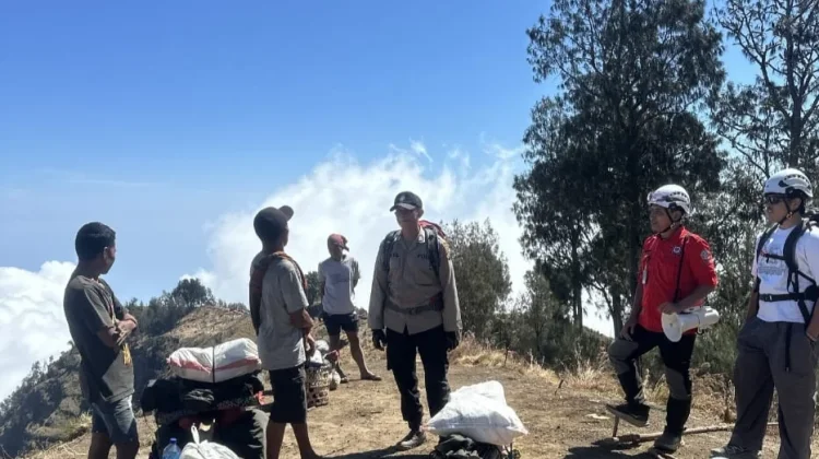 Patroli Gabungan Polsek Sembalun dan TNGR Cegah Karhutla di Rinjani