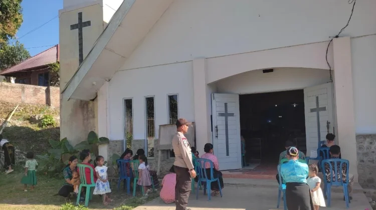 Jaga Rumah Ibadah, Bhabinkamtibmas Donggo – Bima Rawat Kerukunan