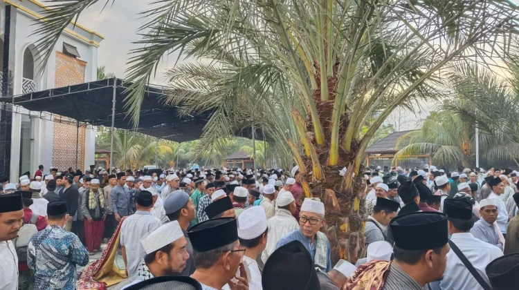 Ribuan Jamaah Antar TGH. M. Izzi Muhsin Ma’mun ke Peristirahatan Terakhir