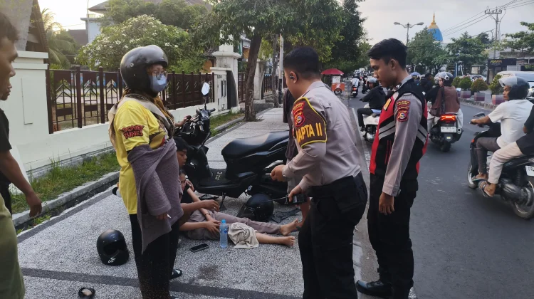 Pengendara Tabrak Pot di Jalan Airlangga hingga Terjatuh, Polisi Evakuasi