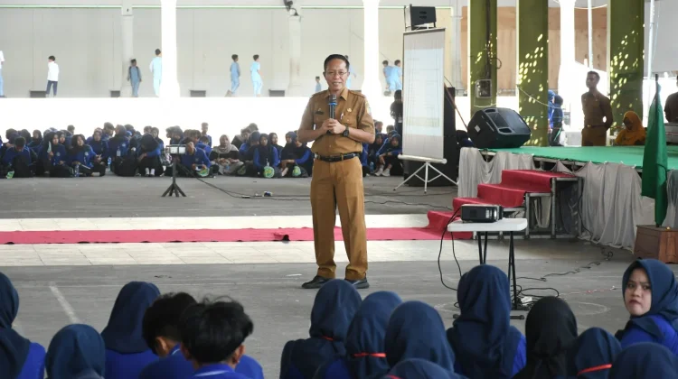 Sekda Lombok Timur Bekali Mahasiswa Baru Pemahaman Kebijakan Publik