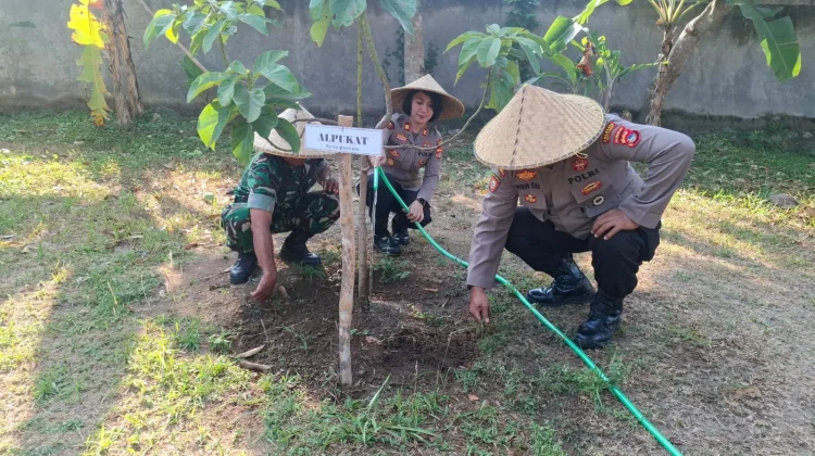 Dari Sengon hingga Durian, Jajaran Polresta Mataram Tanam 265 Pohon