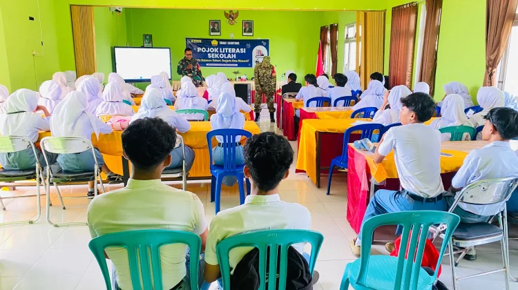 Babinsa Sekotong Berbagi Literasi dan Informasi Rekrutmen TNI