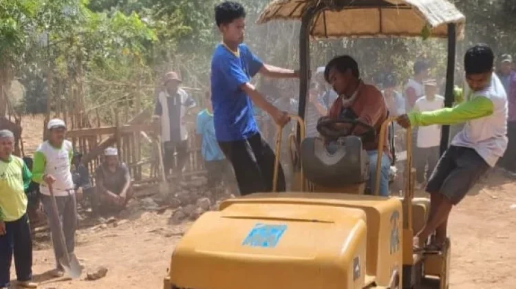 Jalan Rusak di Lambitu, Warga Desa Teta Galang Dana Sendiri