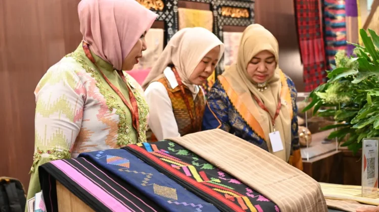 Tenun Bima ke Panggung Nasional, Dekranasda Bidik Pasar Lebih Luas