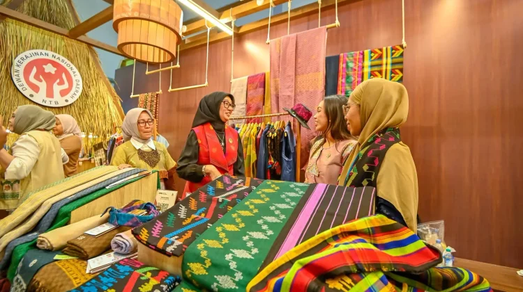 Dekranasda Kota Bima Bawa Tenun Masrais Motif Kapikeu ke Panggung Kriyanusa 2026