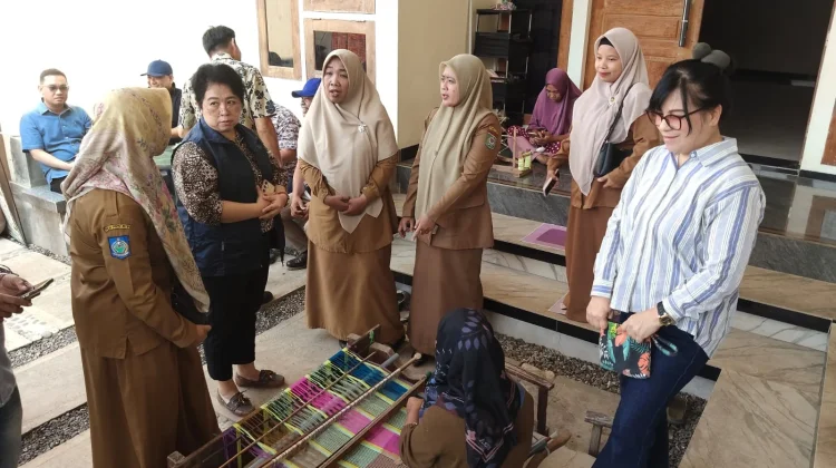 Tim TPID Sulawesi Utara Kagumi Ragam Produk Tenun Kota Bima