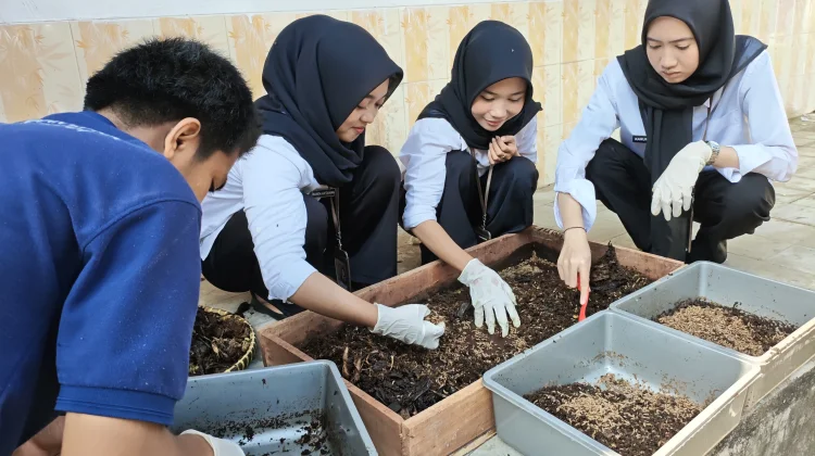 Anak Binaan LPKA Lombok Tengah, Belajar Mandiri lewat Budidaya Maggot