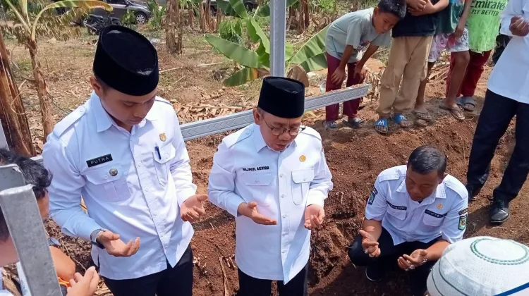 Bupati Najmul Letakkan Batu Pertama Kantor Desa Persiapan Pancor Mas