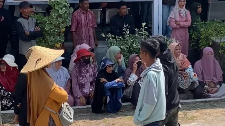 Usai Aspal Jalan Sendiri, Warga Seruduk Kantor DPRD Kabupaten Bima