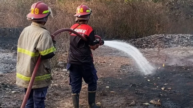 Kebakaran Lahan di Bagek Papan Berhasil Dikendalikan Damkarmat