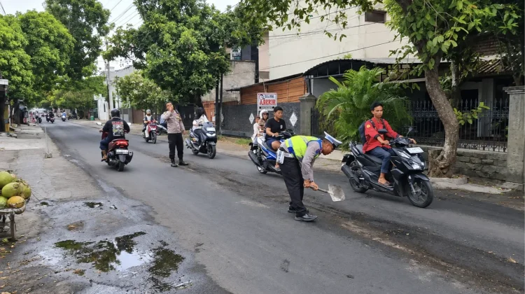 Tumpahan Oli Bikin Jalan Licin, Polisi Amankan Jalur Merdeka Raya