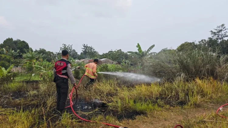 Lahan Pemakaman di Jatisela Terbakar, Polisi Bantu Pemadaman
