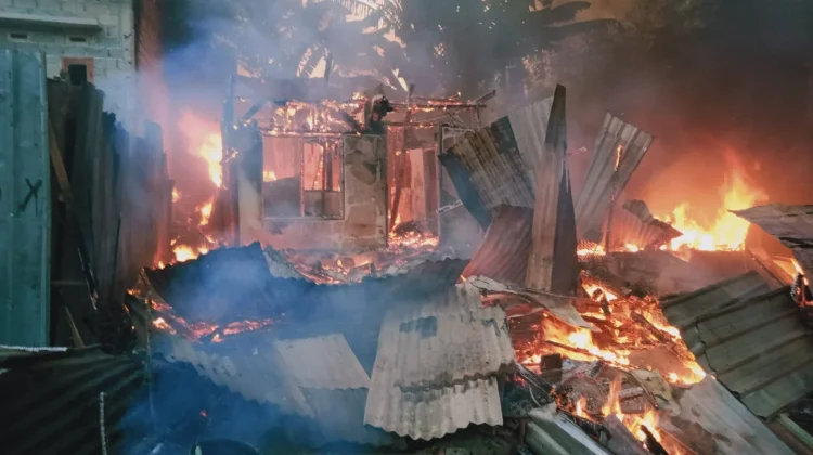 Rumah Semi Permanen Terbakar di Rabangodu Selatan