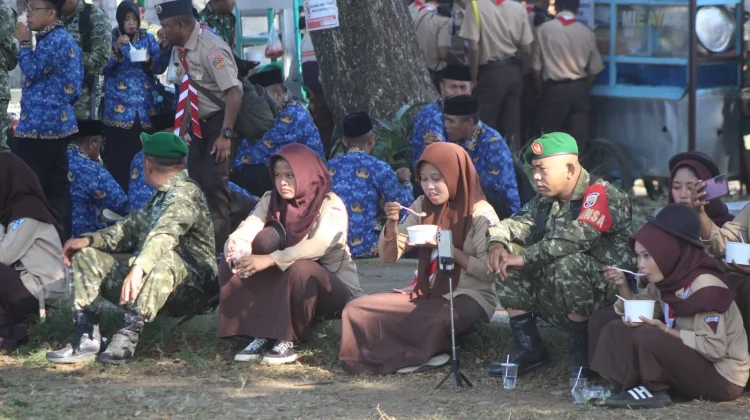 Momen Humanis HUT TNI, Babinsa Disuapi Siswi Pramuka