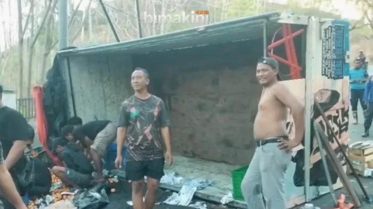 Truk Pengangkut Buah Terguling di Tanjakan Danataraha