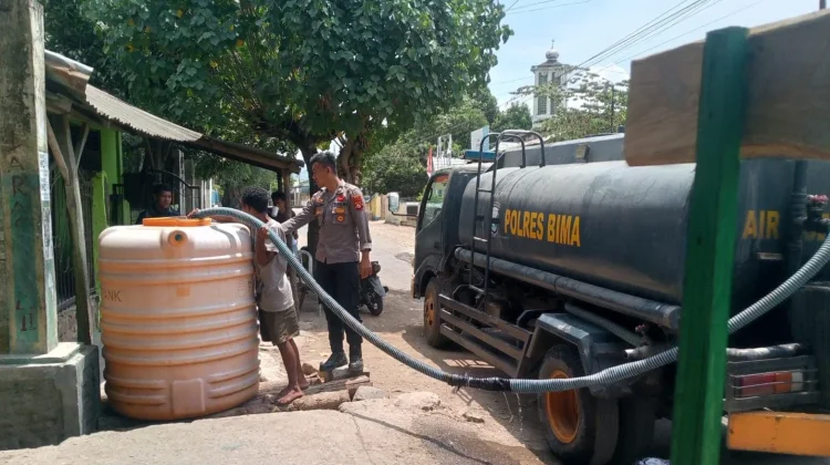 Kemarau Panjang, Polres Bima Kabupaten Salurkan 5.000 Liter Air