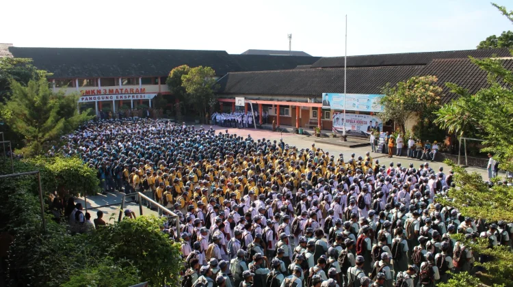 Upacara Senin SMKN 3 Mataram Tampilkan Seragam Jurusan