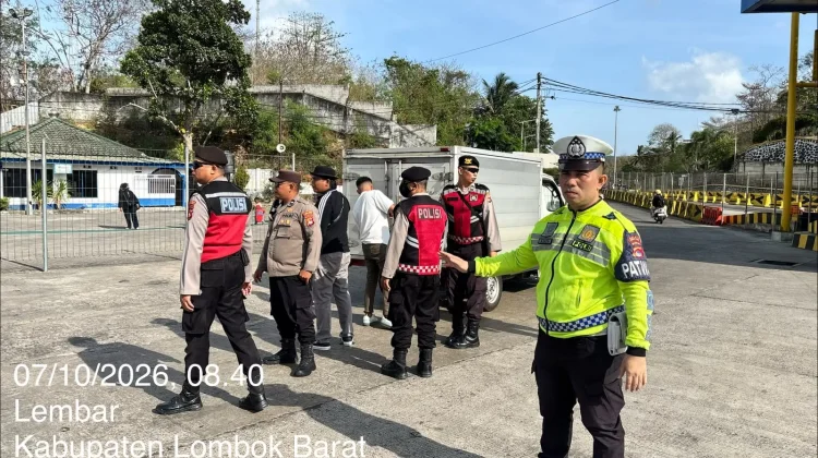 Polisi Patroli Pelabuhan ASDP Lembar Jelang MotoGP Mandalika 2026