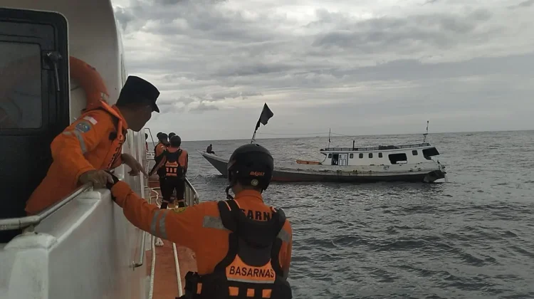 SAR Selamatkan 5 Awak KM Nurazizah di Perairan Gili Trawangan