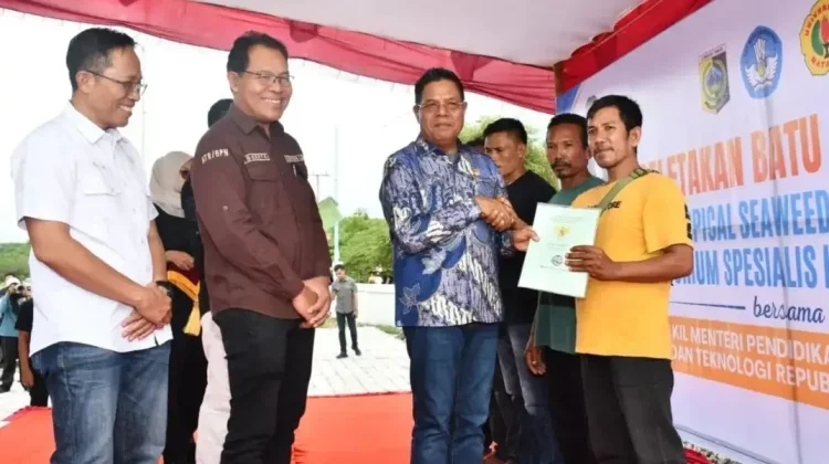 Bupati Serahkan 87 Sertifikat Gratis untuk Warga Ekas Buana