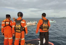 Tim SAR Evakuasi 6 Pemancing usai Perahu Terbalik di Gili Rengit