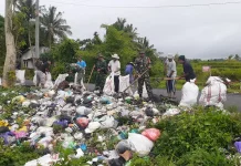 Babinsa dan Warga Muncan Bersih-bersih Sampah