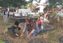 Jelang 1 Ramadan 2026, Warga Bima Ziarah Kubur