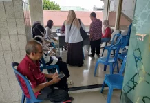 Calon Jemaah Haji Gembira dan Semangat saat Menerima Marchindise