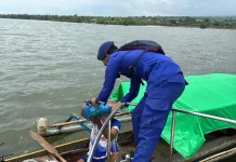 Kepedulian Satpolairud Polres Bima Antar Bantuan Sampai Tengah Laut