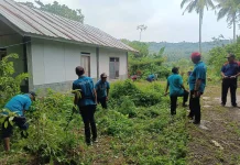Perangkat Desa Bentek  Bersihkan Halaman Gedung TSBD