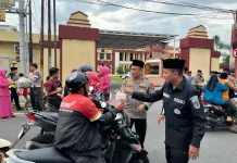 Tebar Keberkahan, Polres Sumbawa Berbagi Takjil dengan Masyarakat