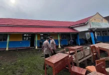 Sekolah Dipenuhi Lumpur Pascabanjir, Polres Bima Langsung Gercep Bersihkan