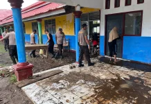 Polsek Tambora Bersihkan Sekolah hingga Bantu Warga Terdampak Banjir