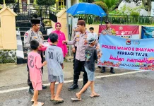 Polsek Wawo Berbagi Takjil kepada Warga dan Pengendara